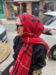 burberry püsküllü şal kırmızı